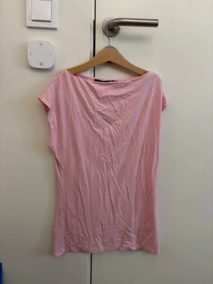 Ljusrosa ärmlös topp - En enkel och stilren ljusrosa topp med lös men ändå tight passform och nästan ärmlös design. Perfekt att matcha med jeans eller kjol för en avslappnad look. Tillverkad i mjuk bomull som känns skön mot huden. Från Lager 157 en ljusrosa version av den populära vinröda.