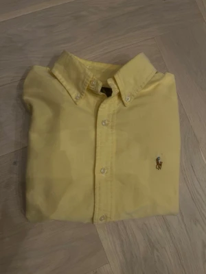 Ralph Lauren Skjorta - Riktigt fin skjorta som kommer passa fint till sommaren. Storlek S. Knappt använd. Väldigt bra skick utan anmärkningar. Rök- och djurfritt hushåll. Ställ gärna frågor vid funderingar😄