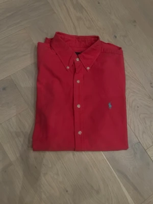 Ralph Lauren Skjorta - Riktigt fin skjorta som kommer passa fint till sommaren☀️ Storlek S. Knappt använd. Väldigt bra skick, utan anmärkning. Rök- och djurfritt hushåll. Ställ gärna frågor vid minsta fundering😄