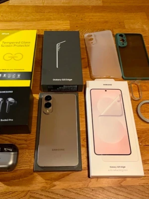 Samsung Galaxy S25 Edge + Buds3 Pro - Samsung Galaxy S25 Edge, titanium,  världens tunnaste mobil. 12gb/256gb. Använd i 6 veckor. Absolut nyskick. Tillbehör: mobilskal, skärmskydd och anti-reflekterande film samt Samsung galaxy buds3 Pro ingår. Kvitto, kartonger och garanti på allt.
