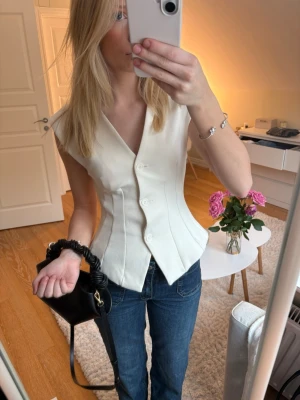 figursydd väst-topp  med v-ringning Zara - Snygg väst-topp från Zara i storlek S. Supersnygg figursydd passform. Passar både vardag och fest♥️inga defekter i nyskick!