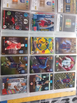 Fotbollskortsamling i plastficka - Säljer en samling fotbollskort med olika spelare från bland annat PSG, Barcelona och Real Madrid. Korten har färgstarka designer och vissa är Limited Edition eller specialkort. De ligger i en genomskinlig plastficka med plats för flera kort korten är i bra skick , priset kan diskuteras 