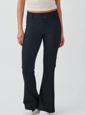 Svarta bootcut kostymbyxor - Säljer ett par svarta bootcut-byxor från Gina Tricot. Lite små i storleken.