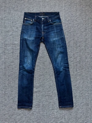 Nudie jeans Grim Tim  - W29 L32 dry deep selvage.                                         Hör av er vid funderingar.