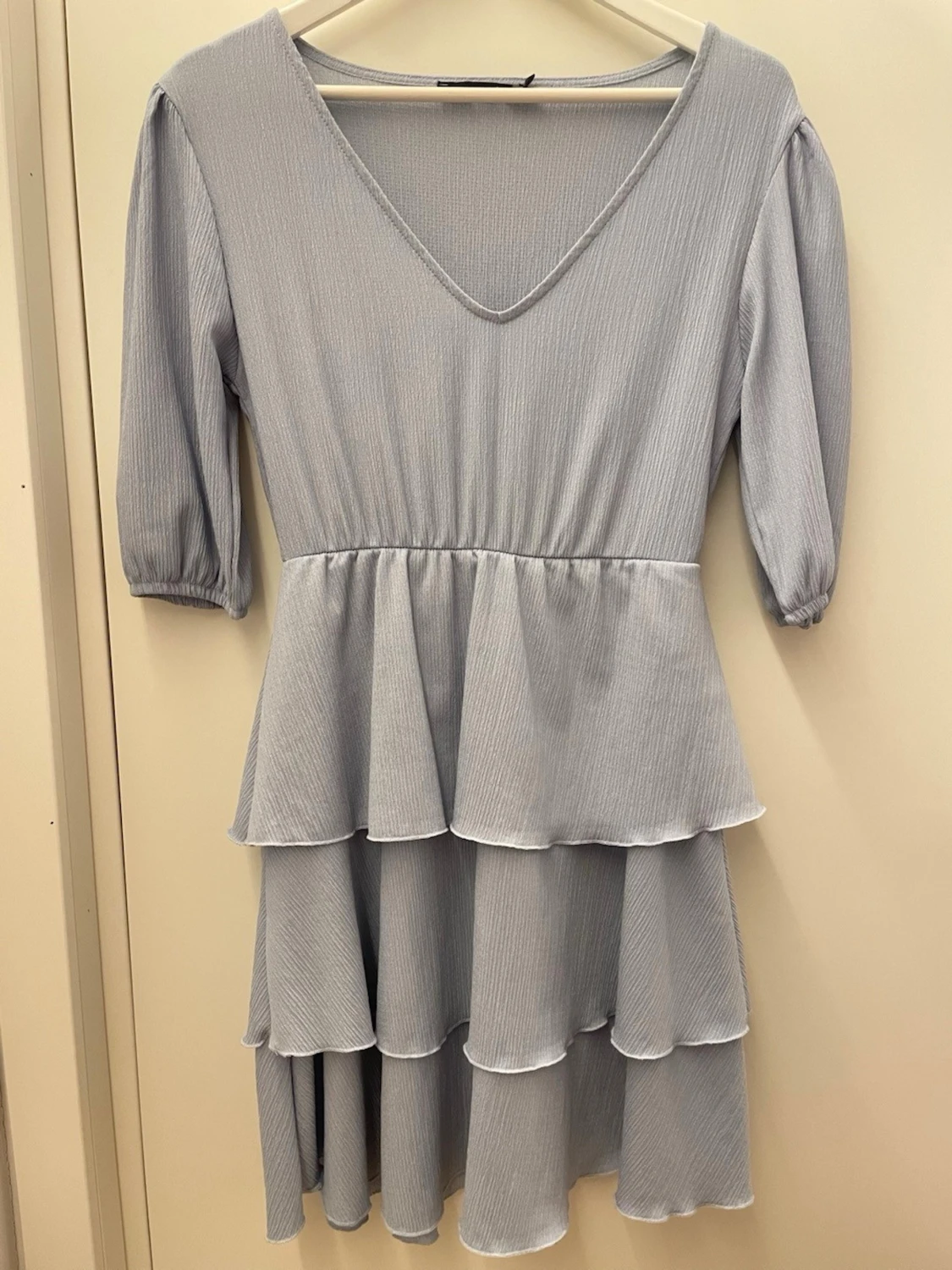 Ljusblå volangklänning med v-ringning - 1