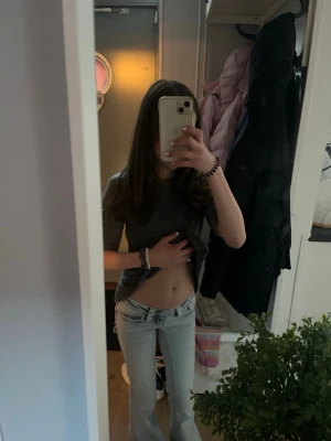 Ljusblå bootcut jeans med broderi - Säljer ett par ljusblå jeans med snygga  detaljer på bakfickorna. Jeansen har en jätte låg midja🩵 I storlek Xxs men jag är dock 150 och dem är lite för långa❣️som nya ALDRIG använt dem💓💞Nya kostar 400