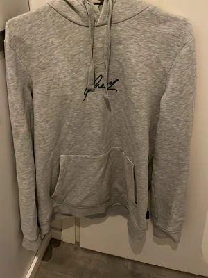 Grå hoodie från Pier one med tryck - Säljer en ljusgrå hoodie från Pier one med svart tryck på bröstet. Passar storlek S