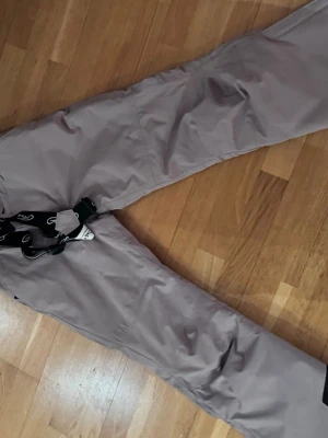 Skidkläder - Säljer ett par byxor samt en tröja då jag har växt ut dom båda har strl S och säljs antingen tillsammans eller separat. Använt 1 vecka totalt. Byxor 500kr och jacka 700kr. 