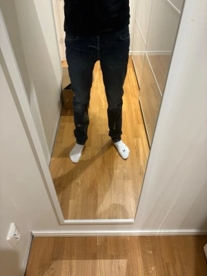 Blå slim fit jeans med slitningar - Blåa neuw Jens Lou slim som sitter väldigt bra. Använda fåtal gånger och inköpta för 1600kr storlek 29:32