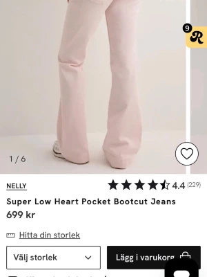 Bootcut jeans i ljusrosa från Nelly - Säljer ett par super low bootcut jeans i ljusrosa från Nelly. Jeansen har typ V ficka fram,låg midja och utsvängda ben. Perfekta för dig som gillar retrovibbar och vill sticka ut lite extra. Materialet är mjukt och stretchigt för skön passform. Jag säljer dom då jag bara använt 1-2 gånger eftersom dom är för tajta för mig i midjan! 
