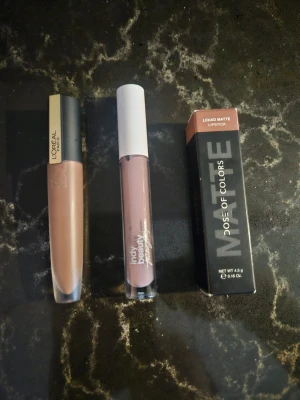 Paket med flytande läppstift - Jag säljer ett paket med 3 st oanvända flytande läppstift men det går också bra att köpa 1 eller 2 av dem.  1 st Kiss And Tell Liquid Lipstick från Indy Beauty i nyansen Zoe. Se bild 3.  1 st Rouge Signature Matte Liquid Lipstick från Loreal. Nyansen heter 430 I Stand och syns i bild 5.  1 st Matte Liquid Lipstick i nyansen Mondaze från Dose of Colors. Kommer i originalförpackning