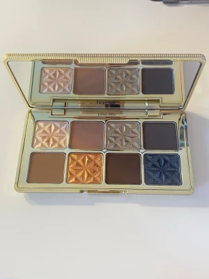 Tarte - The golden era Amazonian clay palette - Paletten är ett set med två andra paletter från Tarte och denna är i färgen ”Bejeweled”. Paletten kommer inte till användning och ej har använts utan bara swatchats på handen. Packas säkert för leveransen. Nypris: ca 699kr Sephora i USA 
