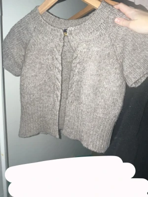 kofta  -  ”tröja” i jätte bar skick. Tror storleken är finsk därav lite svår o tolka men 32/m. (Skulle säga en xs) 