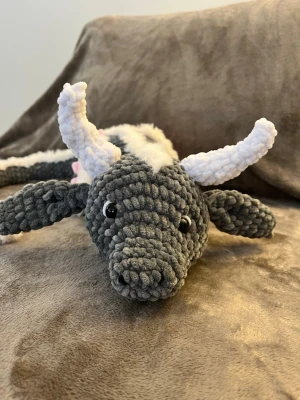 Virkad drake stor  - Virkad drake i fluffigt mjukt garn, perfekt som gosedjur eller dekoration💞ca 1 m lång 