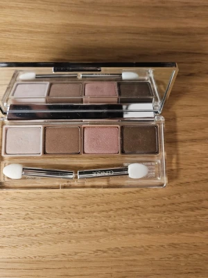 Clinique All About Shadow Quad Pink Chocolate - 1 st All About Shadow Quad Pink Chocolate från Clinique. Produkten är helt ny med skyddsplasten kvar. Nypris 515 kr