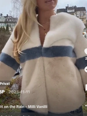 Vårjacka - Intressekoll! Så fin vårjacka från Micha. Storlek S nypris 1900 kr❤️ endast använd 2-3 gånger!