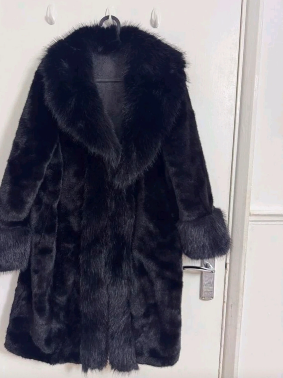 Svart fuskpäls kappa med bred krage