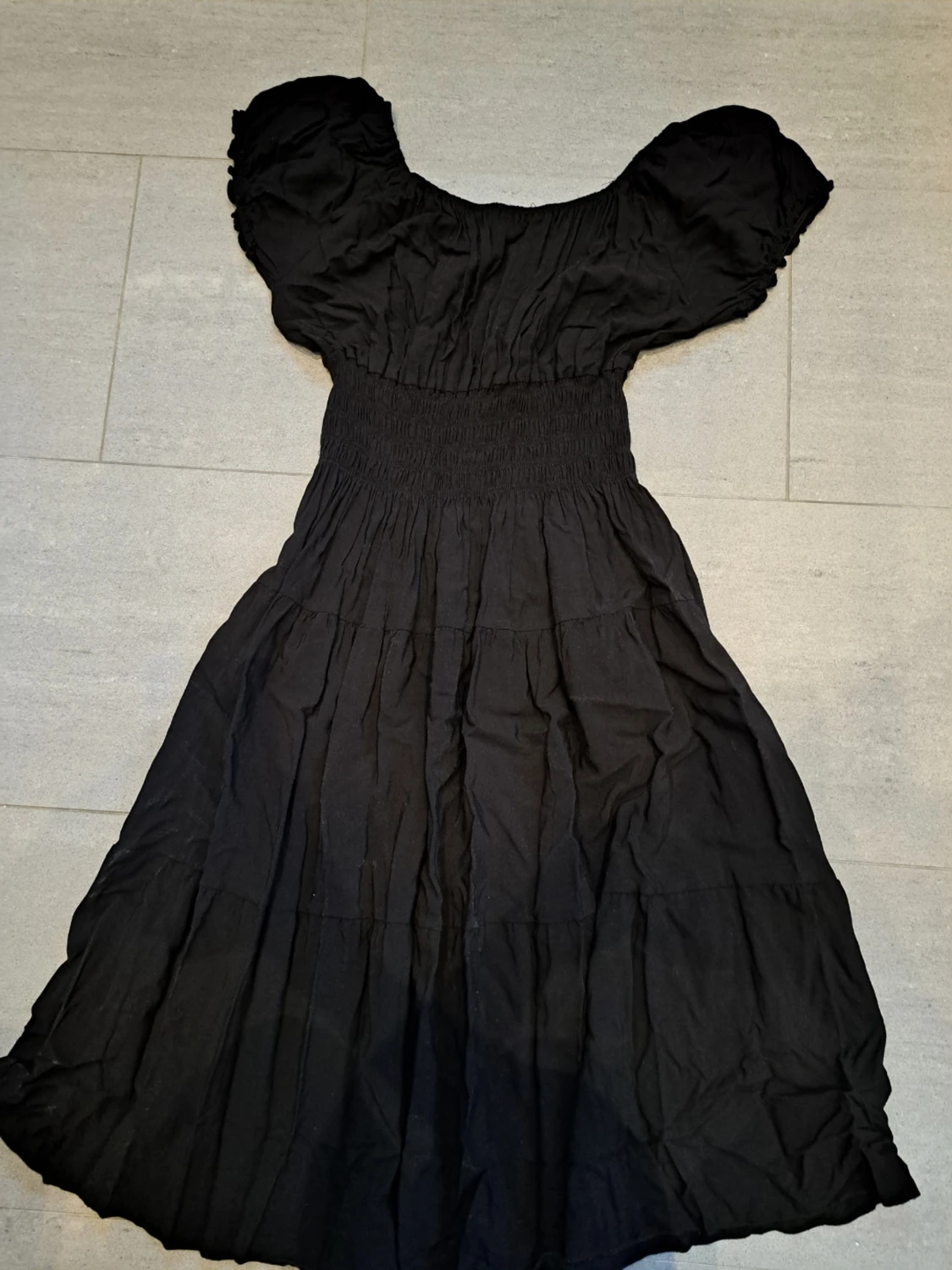 Svart offshoulder klänning med knappar - 5