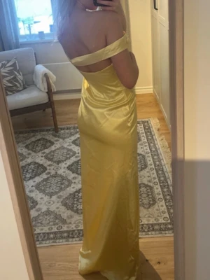 Gul balklänning - Säljer en såå perfekt fin gul balklänning från glamlora i storlek 32, med inbyggd vaddering så man inte behöver ha bh💗Fick hem den för bara ett par dagar sen så den är aldrig använd, men den va tyvärr lite för stor i storleken, skulle säga att den är 34 egentligen, så beställde en ny likadan i mindre storlek o säljer nu denna! Kan tänka mig att gå ner lite i priset