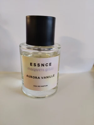 Essence Aurora vanille  - Essence Aurora vanille se bild för mängd från början va det 50ml.                                             Stått förvarad i en byrålåda i garderoben. 