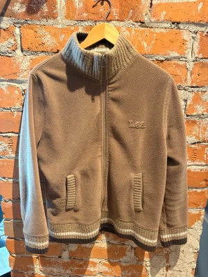 Lee kofta - Kofta från Lee i jättebra skick, endast använd ett fåtal gånger! Passar mig som är 170cm och väger 60kg