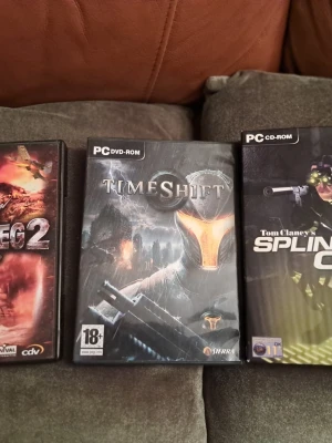 PC Spel - Blitzkrieg 2, TimeShift, Tom Clancy's Splinter Cell - Säljes: PC-spel Paket: Blitzkrieg 2, TimeShift & Splinter Cell – Klassiker! Beskrivning: Tre tunga titlar till PC för dig som gillar taktik, action och smygande! *Blitzkrieg 2: Intensiv och realistisk strategi från andra världskriget. *TimeShift: FPS där du kan kontrollera tiden – sakta ner, stanna eller spola tillbaka för att besegra dina fiender. *Tom Clancy's Splinter Cell: Spelet som definierade stealth-genren. Följ Sam Fisher på hans farligaste uppdrag. Skick: Spelen är gott skick. 