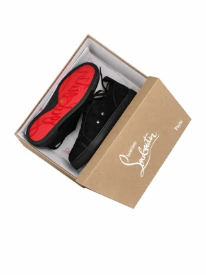 Christian Louboutin svarta sneakers - Svarta sneakers i mocka från Christian Louboutin med ikonisk röd sula och broderad logga på hälen. Klassisk låg modell med svarta skosnören och diskreta metalldetaljer. Perfekta för dig som vill sticka ut med stilrena detaljer och lyxig känsla. Använt de bara 2 gånger.