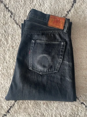 TCB jeans  - Ett år gälna svarta selvedge TCB jeans tillverkade i Japan! Använda en del, men dunder skick. Storlek 33/32, sitter mer som 33/33. Nypris runt 3000kr. Hör av er vid frågor, kika in mina andra annonser oxå!
