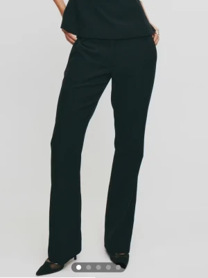 Lågmidjade kostymbyxor  - Lågmidjade kostymbyxor från BikBok i storlek 36💓