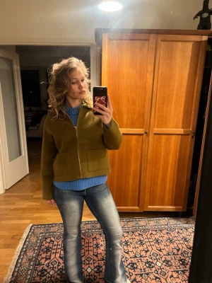 Olivgrön kort jacka med fickor - Säljer en olivgrön jacka med rak passform och två stora framfickor. Jackan är använd en gång och därför är den i väldigt bra skicka (nästan nytt skick) jackan är köpt på Zara💕🥰skriv om ni har frågor💕