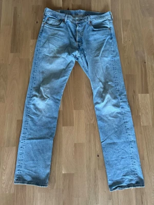 Levi's 501 ljusblå 34/34 - Klassiska ljusblå jeans Levi's 501 strl 34/34 lite trasiga vid fötterna se bild