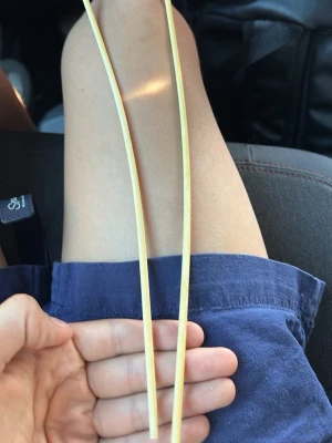 Två långa bambupinnar som e snea - Säljer två smala, långa pinnar i ljust bambumaterial. Perfekta för pyssel, dekoration eller som stöd till växter. Pinnarna är raka och har en naturlig träfärg. De är extremt rare och snea.