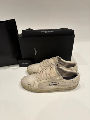 Saint Laurent  - Säljer ett par Saint Laurent skor i Stolek 44. Allt og ingår. Hör av dig vid frågor