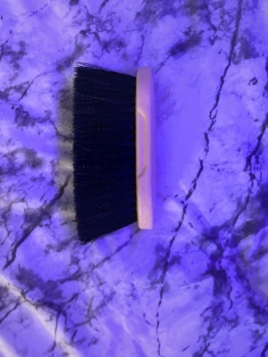 ryktarborste  - En enkel borste med svart borst och handtag i ljust trä. Enkelt ryktar redskap för att snabbt borsta bort smuts elelr lösa hår från hästen