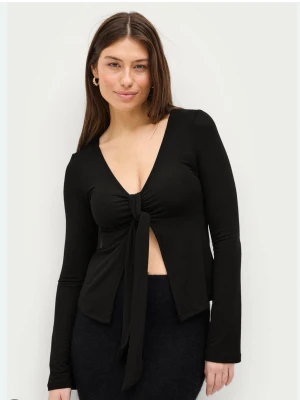 Svart långärmad topp med knyt - Säljer en svart långärmad topp från Bik Bok med djup v-ringning och snygg knyt framtill. Modellen är croppad och har en öppen front som ger en cool look. Perfekt att styla med jeans eller kjol för en trendig outfit.