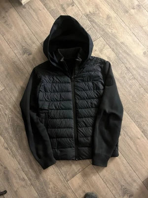 Woolrich Cardigan - Svin fet woolrich cardigan som är i Fint skick! Den ser skrynklig ut men när den sitter på är den inte alls lika skrynklig. Vid fler frågor är det bara att höra av sig! Det är storlek S men har du vanligtvis Xs kommer den passa perfekt.