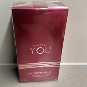 Power of You parfym Emporio Armani - Power of You från Emporio Armani är en parfym för kvinnor i en elegant, vinröd och glansig kartong med silverdetaljer. Förpackningen har en modern och stilren design och innehåller 50 ml eau de parfum.