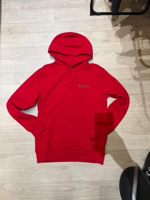 Röd hoodie från Peak Performance - Säljer en snygg och bekväm hoodie från Peak Performance i röd färg. Använd endast 1 gång, så den är i nästan nyskick utan fläckar eller skador.  ✨ Detaljer: 	•	Märke: Peak Performance 	•	Storlek: Large (L) 	•	Färg: Röd 	•	Skick: Mycket bra / Nästan ny 	•	Modell: Hoodie med ficka framtill och huva  Perfekt till både vardag och träning. Skön passform och hög kvalitet som Peak Performance är kända för.  📦 Skickas snabbt och priset är inte hugget i sten. 💬 Hör gärna av dig vid frågor! 