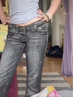 Gråa low waist bootcut vintage jeans med slitningar - Sjukt snygga lågmidjade jeans som tyvärr blivit för små för mig💕 Lite slitna på sina ställen men det tillhör designen Innerbenslängd: 77cm Midja rakt över: 35cm (skulle tippa på att de är stl 26/32) !! INGET STRECHMATERIAL !!  Pris kan diskuteras vid en snabb affär Hör gärna av er om övriga frågor eller om ni vill se fler bilder💘