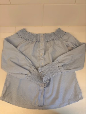 Blus  - Randig blus från HUGO BOSS. Mycket bra skick, over shoulder. Storlek 38 