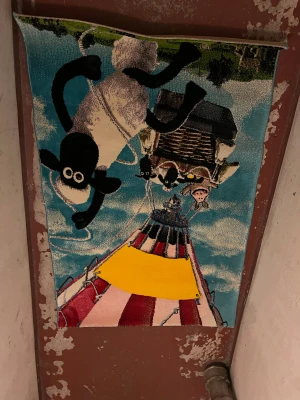 Färgglad matta med fårmotiv - Säljer en färgglad matta med motiv av tecknade får och ett cirkustält i bakgrunden. Mattan har inslag av blått, gult, rött och svart och är tillverkad i syntetmaterial. Perfekt som lekfull inredningsdetalj.