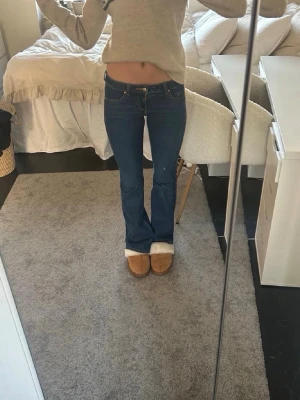 low waist bootcut jeans  -  snygga lågmidjade jeans från H&M utan några detaljer på fickorna. Skickar mått vid behov men jag är 170 cm och har vanligtvis storlek S-Xs. Inga defekter 💝
