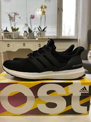 Adidas Ultra Boost svarta sneakers - Helt nya svarta Adidas Ultra Boost i storlek 42, har aldrig använts och är väldigt sköna. De har inga repor eller skador osv, skick i 10/10. Priset går att diskutera 