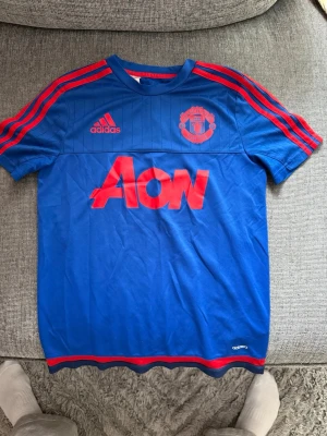 Blå Manchester United träningströja - Gamla uniteds träningströja. Äkta.
