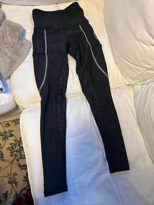 Maya delores funktion breeches  - Svarta Maya delores funktion breechers storlek 2xs. Hål i ena benet som är lätt att laga. Se bild. 