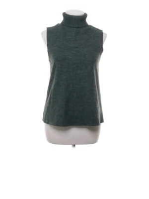 Mörkgrön ärmlös polotröja - Mörkgrön stickad väst med hög polokrage och ärmlös design. Västen har en rak passform och är tillverkad i mjukt material som ger en avslappnad men ändå stilren look. Säljer då den inte kommer till användning längre💓Tveka inte på att fråga om något!🤗