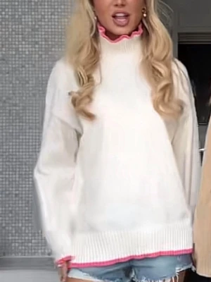 Vit oversized stickad tröja - Vit oversized stickad tröja med ribbade muddar och detaljer i rosa vid hals, ärmslut och nederkant. Tröjan har hög hals och en avslappnad passform, perfekt för en trendig och bekväm look.