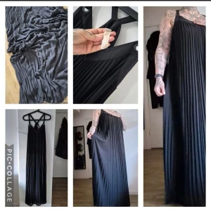 Svart långklänning Michael Kors - Säljer en svart långklänning från Michael Kors med plisserad design och smala axelband som korsas i ryggen. Klänningen har en loose passform och är ärmlös, vilket ger en elegant och stilren look. Perfekt för dig som gillar minimalistisk och modern stil.