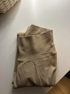 Aimn thights - beiga träningsthights från aimn