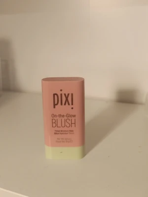Pixi On-the-Glow Blush  - Pixi On-the-Glow Blush i nyansen Fleur är ett återfuktande rouge i stickformat. Förpackningen är rosa med ljusgrön botten och har en smidig twist-up funktion. Kan användas både på kinder och läppar för en fräsch, naturlig look.